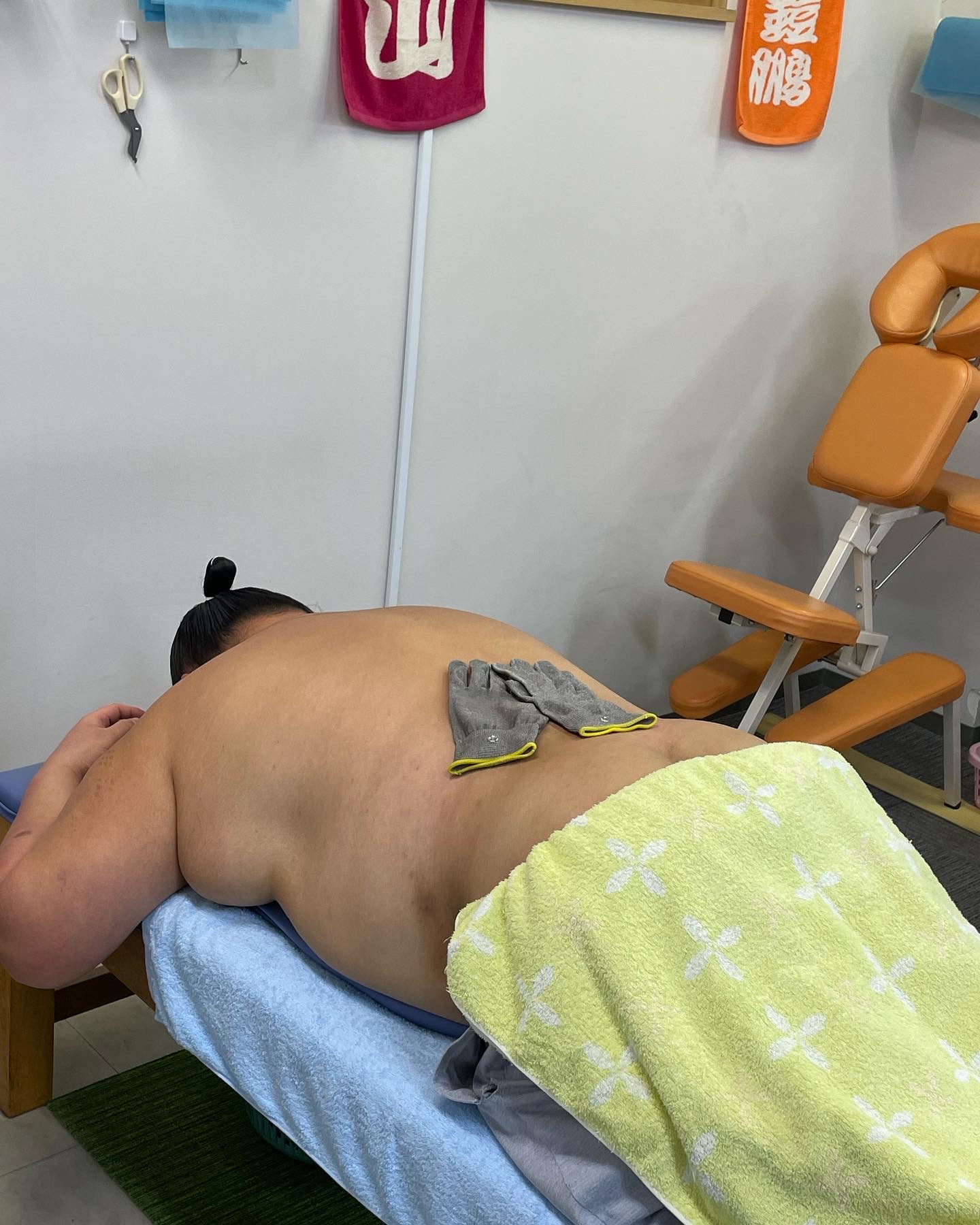 相撲力士の治療!<br>コロナ禍で相撲力士たも行動を制限されて怪我をしても治療に来られません。<br>今回はお昼休みの時間を使って筋膜リリースと股関節の治療をしました。<br>コンタクトスポーツの相撲では捻や打撲は日常茶飯事ですが、そのまま放置すると<br>痛みが残存してしまうので注意が必要です。<br>みんな頑張って?欲しいですね<br>