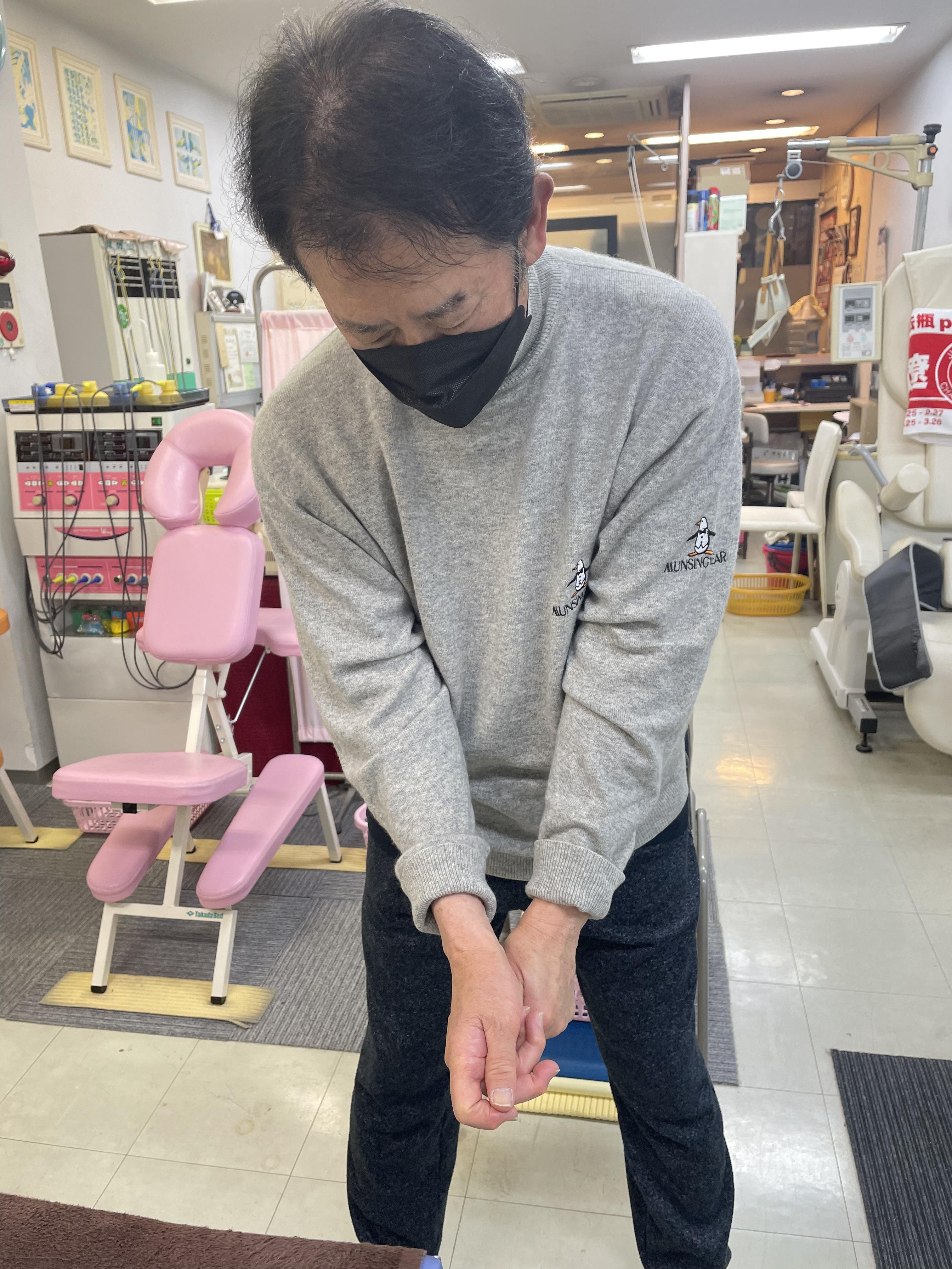 ゴルフ番組「牧野 裕のエンジョイゴルフ⛳️」やツアー解説でお馴染みのプロゴルファー牧野 裕プロが整体治療に来られました!フィニッシュで左股関節との連動が良く有りませんでした。これは、肩甲骨の動きと上腕の動的リズムのよるものです。肩甲上腕リズムですね。現在のグリップはベースボールグリップ❗️THPソリューション動作トレーニングにより、左肩の腱板を意識しながらリズムを整えて行きます。<br>